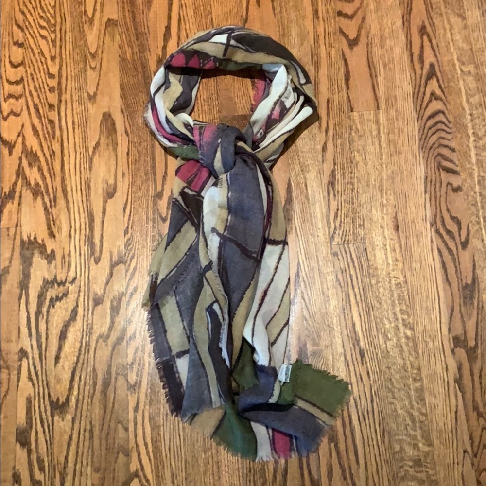 Delicate 100% wool scarf